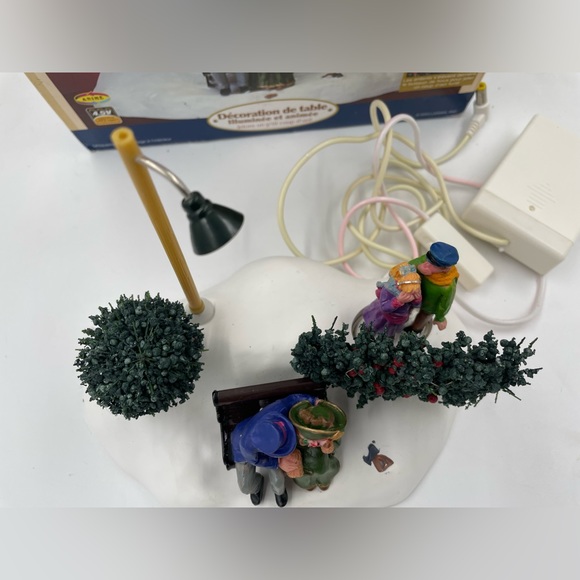 Sneak-A-Peek Animated Village Collection  2007  RETIRED - Picture 3 of 11